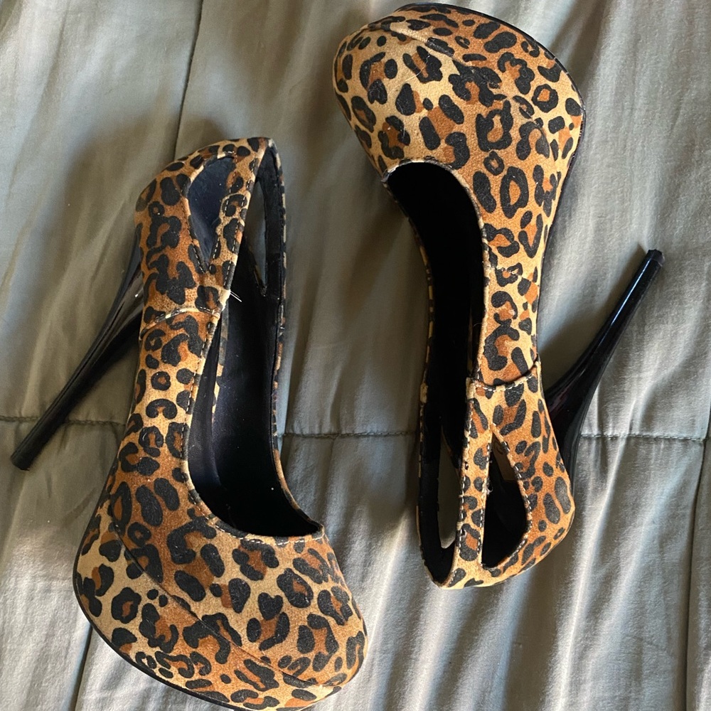 Leopard high heel pumps